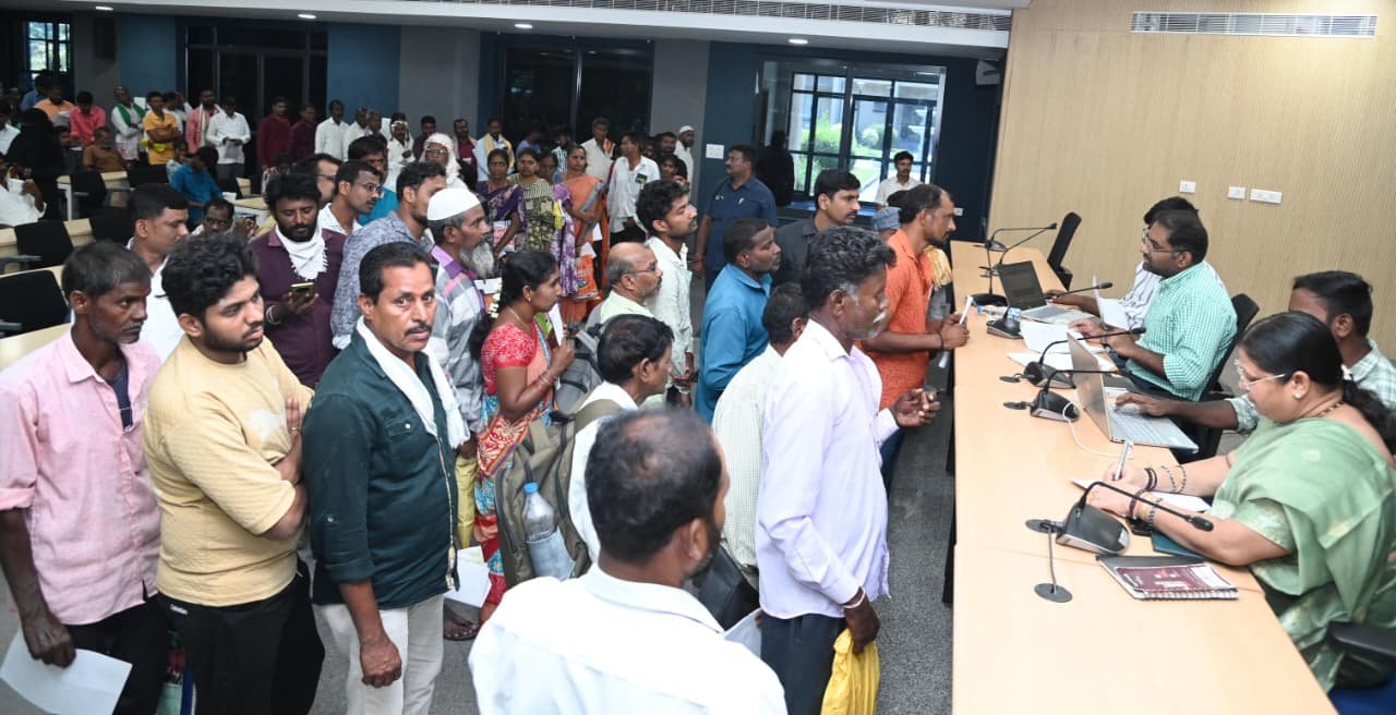 ప్రజావాణి కార్యక్రమంలో పాల్గొని ప్రజల నుండి దరఖాస్తులు స్వీకరించిన జిల్లా కలెక్టర్